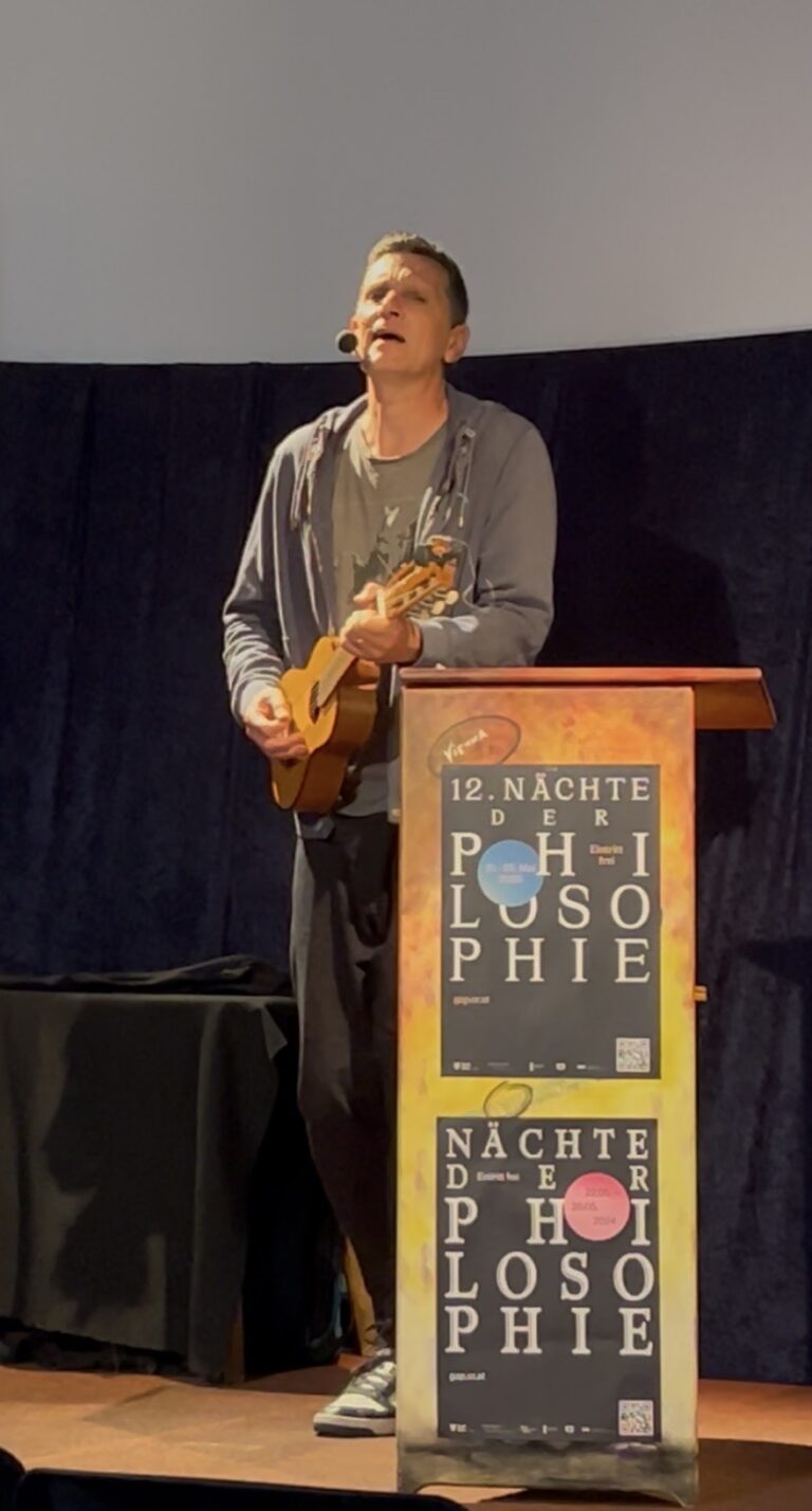 Thomas Geldmacher mit Ukulele